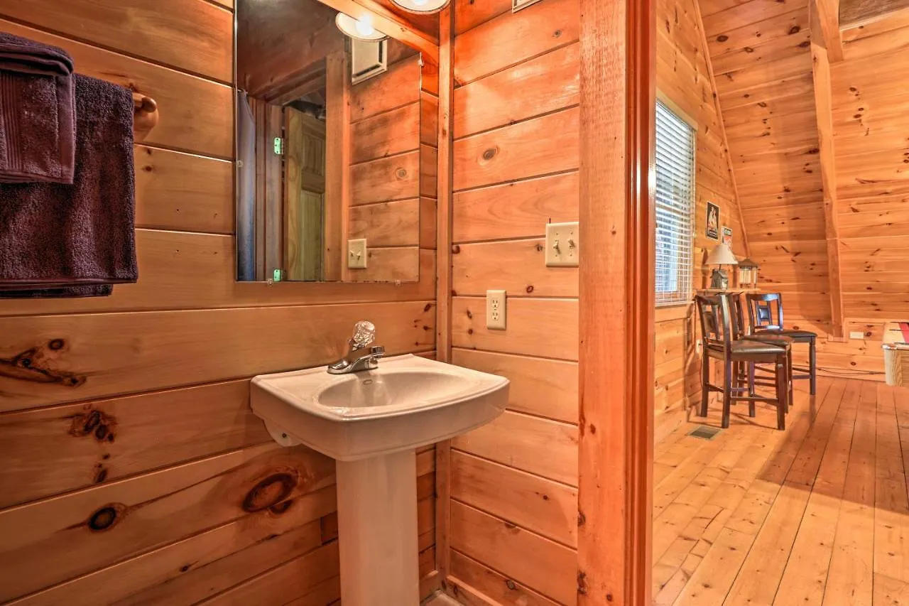 Sky Harbor Sevierville With Hot Tub And Deck! Holiday home