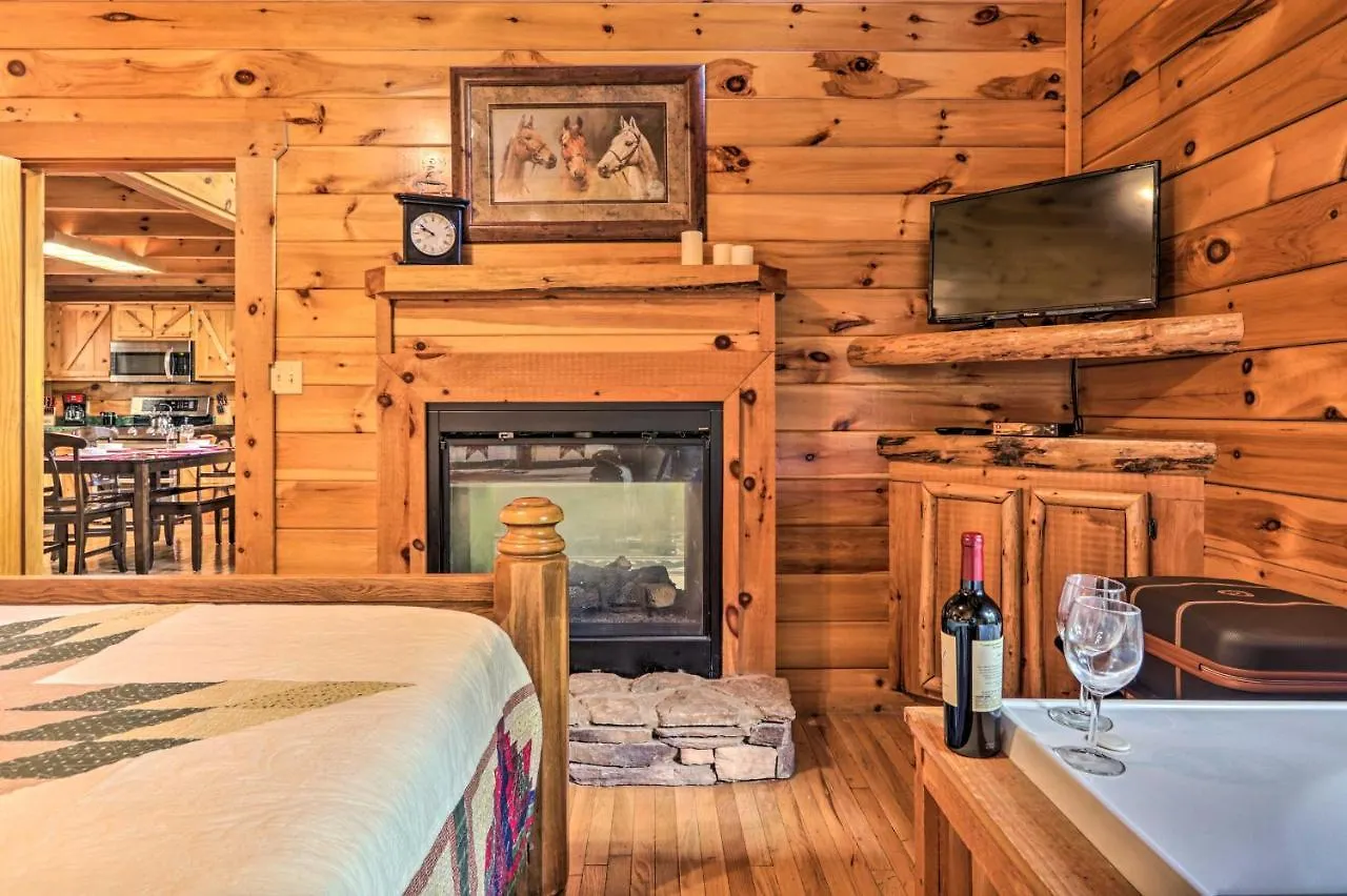 Sky Harbor Sevierville With Hot Tub And Deck! Holiday home Pigeon Forge