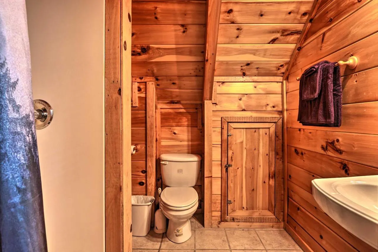Sky Harbor Sevierville With Hot Tub And Deck! Holiday home Pigeon Forge