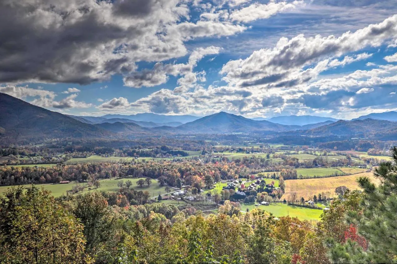 Smoky Mountain Retreat With Hot Tub, Arcade Games Holiday home Pigeon Forge