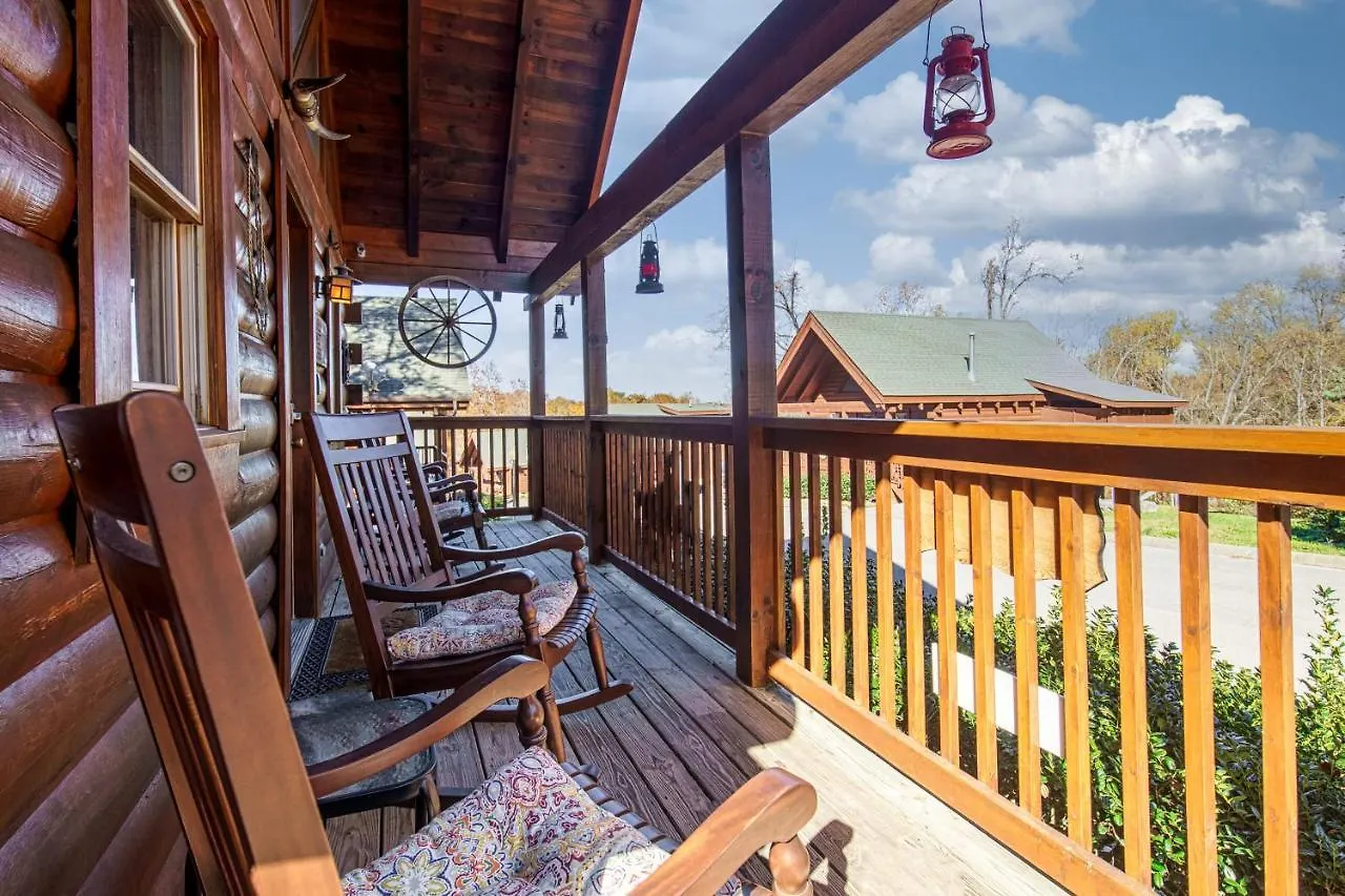 Wild West: Pin Oak Cabin In The Heart Of Pigeon Forge, Hot Tub And Pool! Pigeon Forge