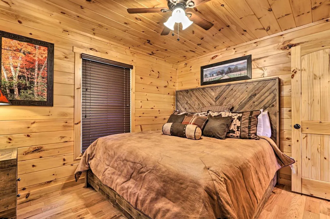 Holiday home Luxe With Hot Tub, Theater, Pool Table, Arcade