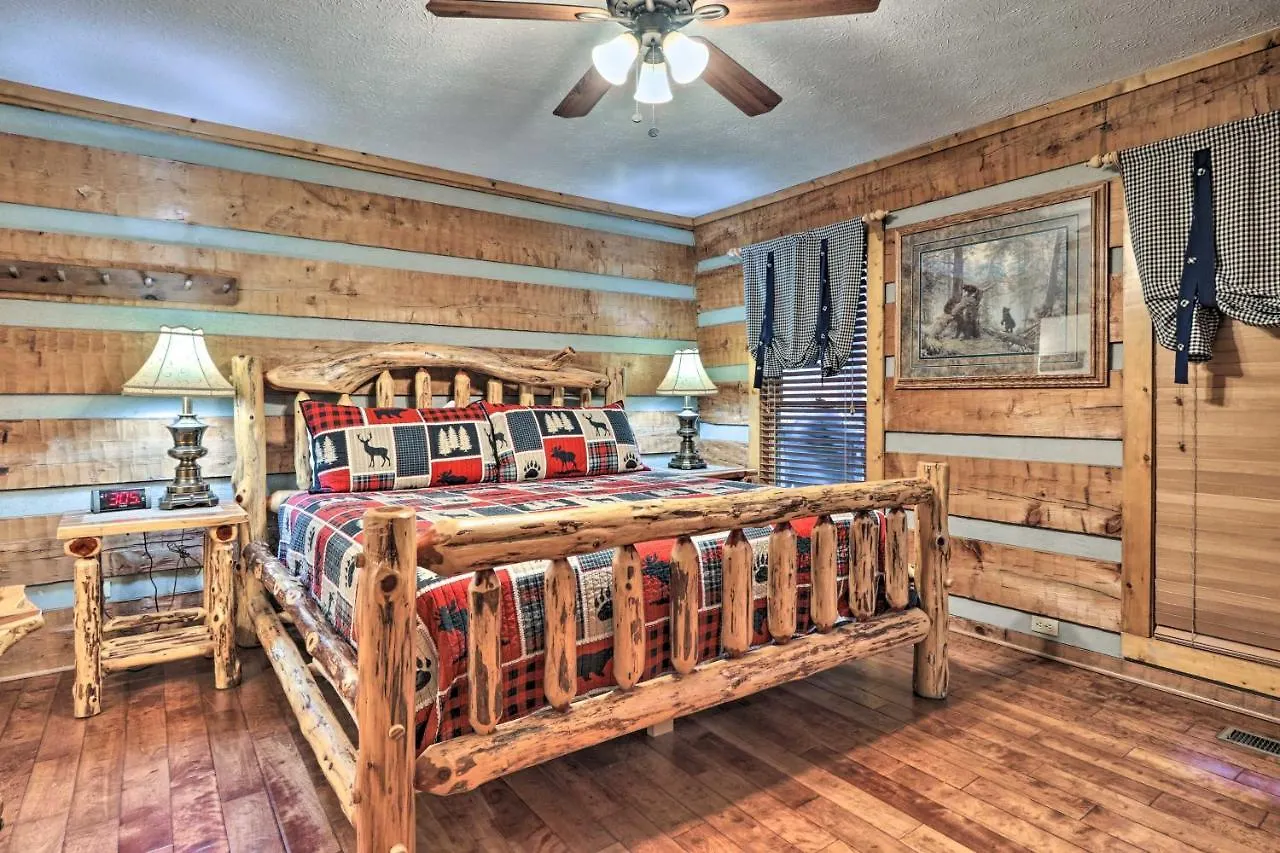 With Hot Tub, 12 Mi To Dollywood! Holiday home *
