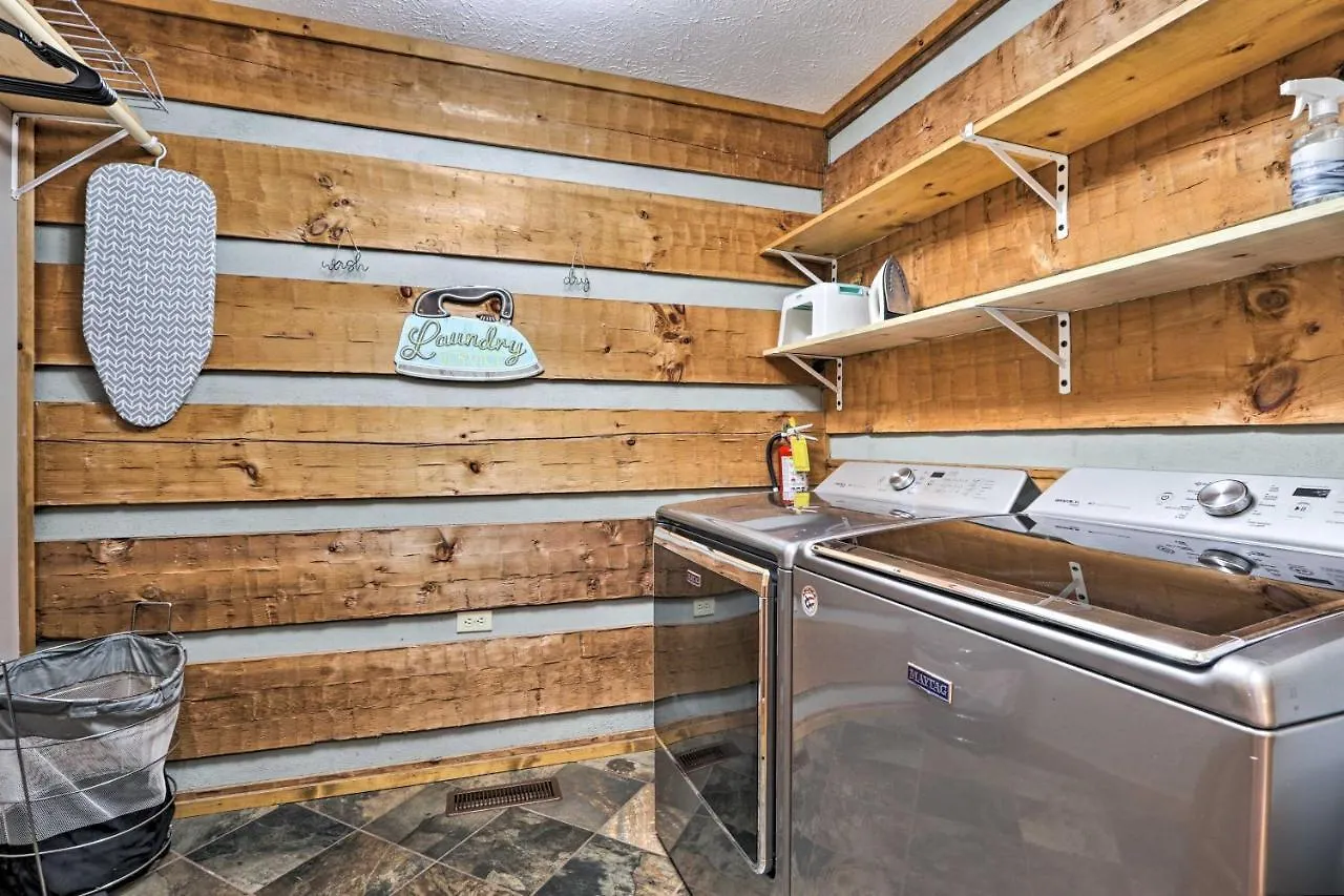 With Hot Tub, 12 Mi To Dollywood! Holiday home Pigeon Forge