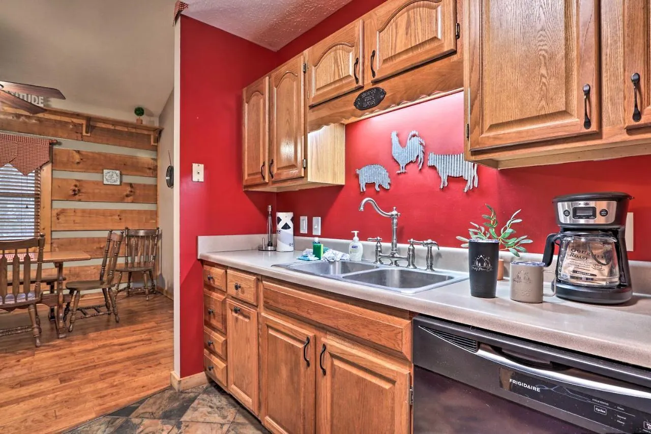 With Hot Tub, 12 Mi To Dollywood! Holiday home