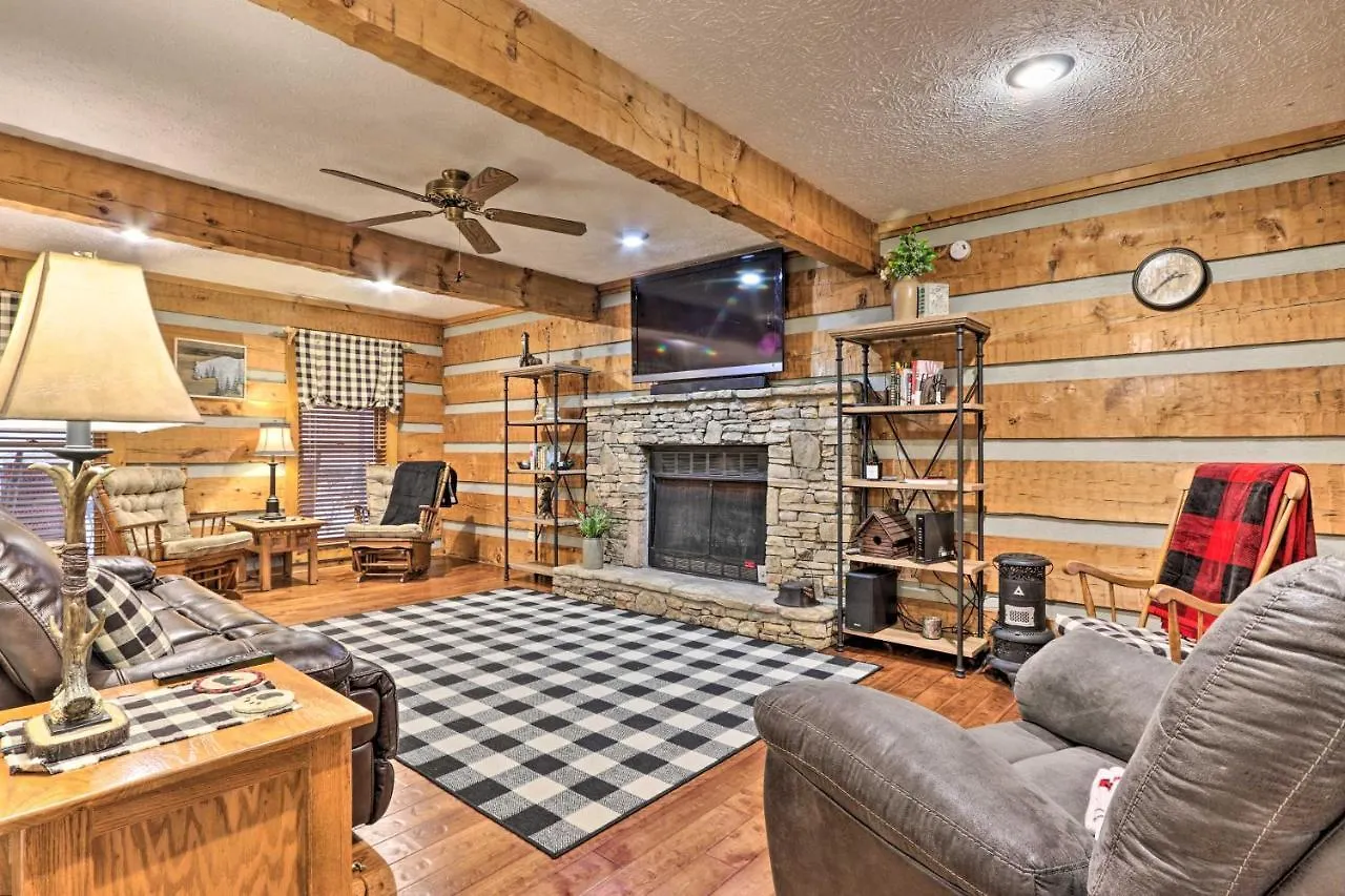 With Hot Tub, 12 Mi To Dollywood! Holiday home *