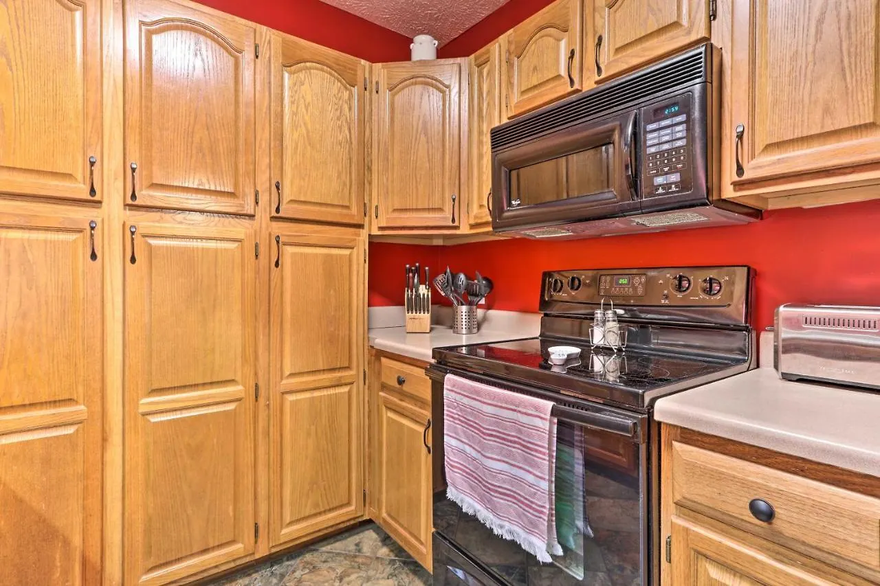 With Hot Tub, 12 Mi To Dollywood! Holiday home *