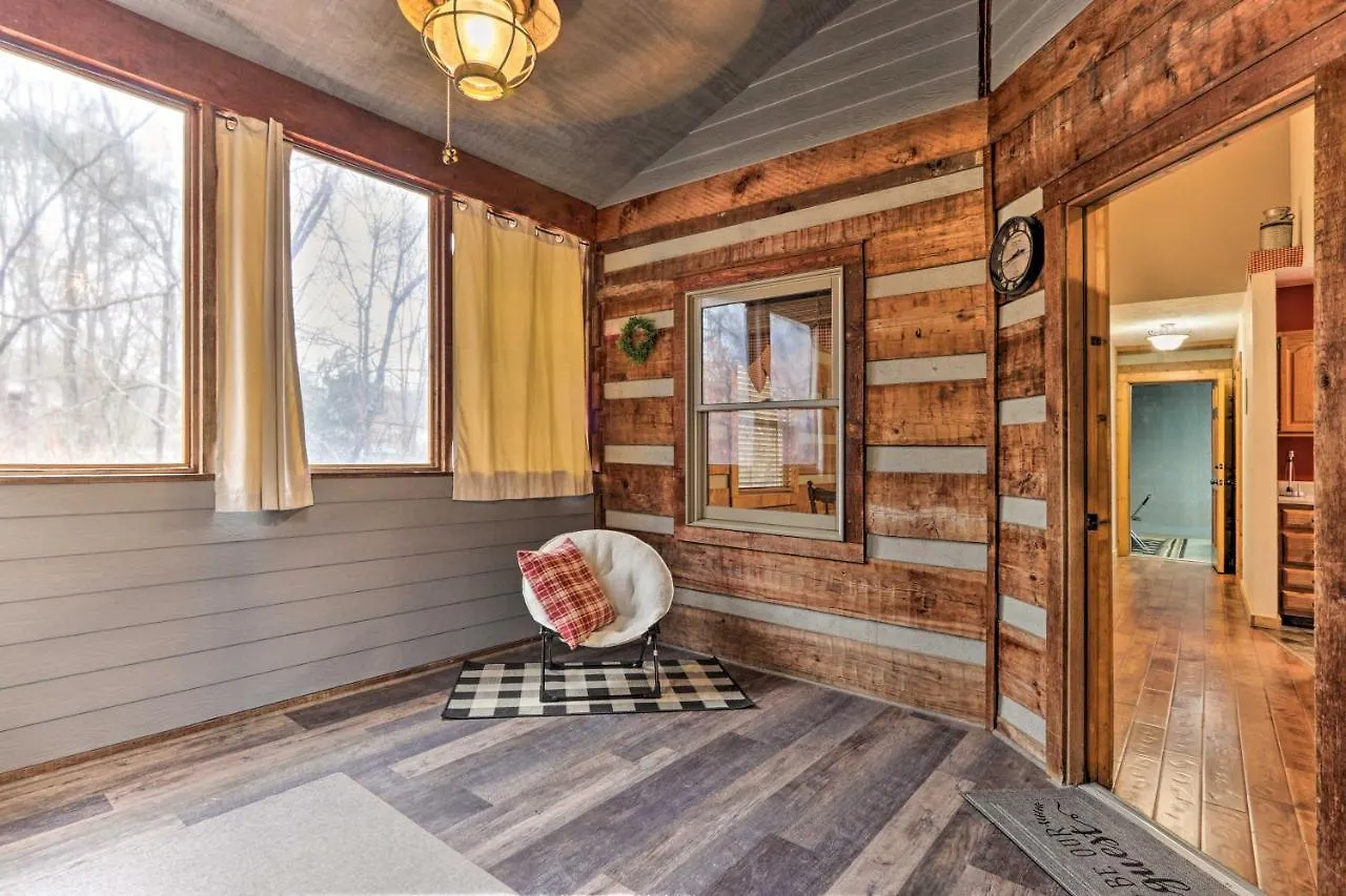 With Hot Tub, 12 Mi To Dollywood! Holiday home