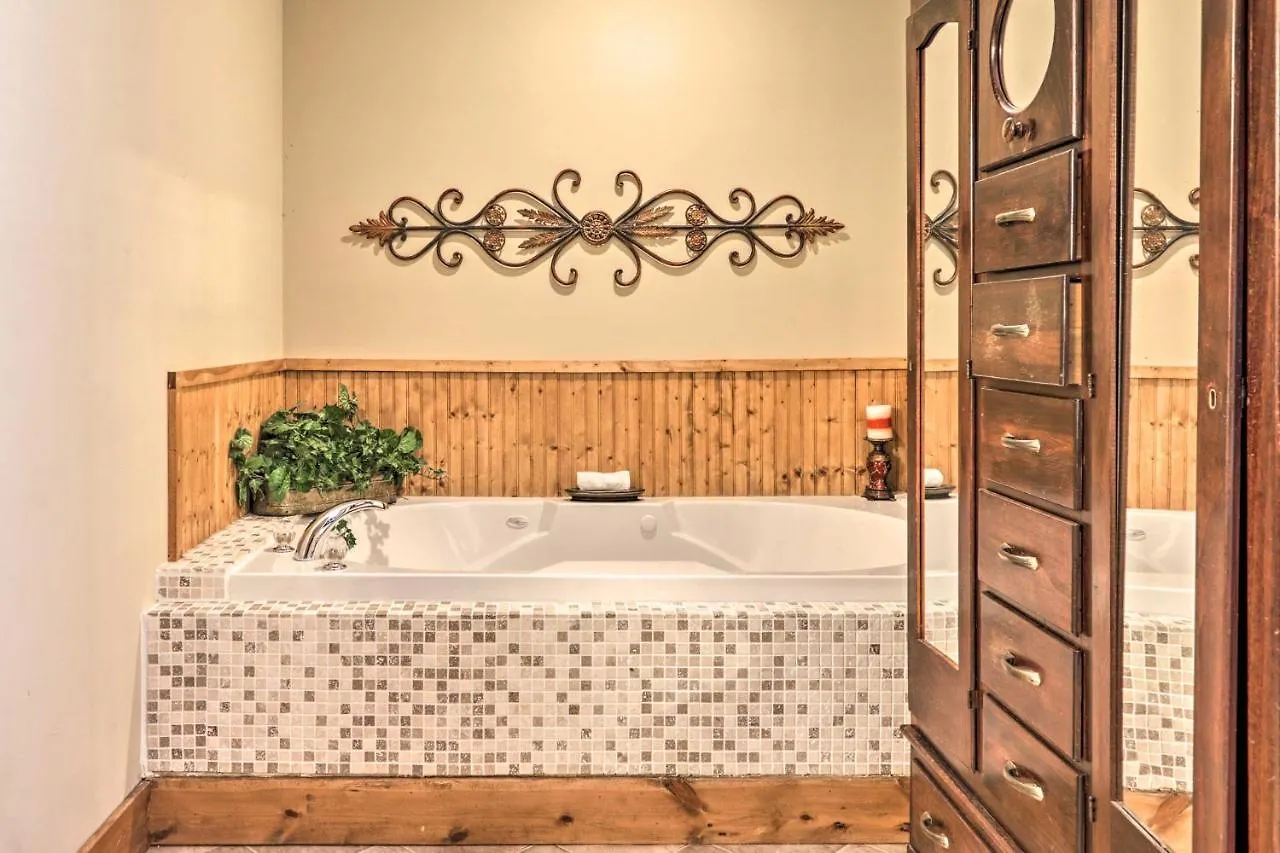Log Cabin With Deck And Hot Tub 5 Mi To Dollywood! Pigeon Forge