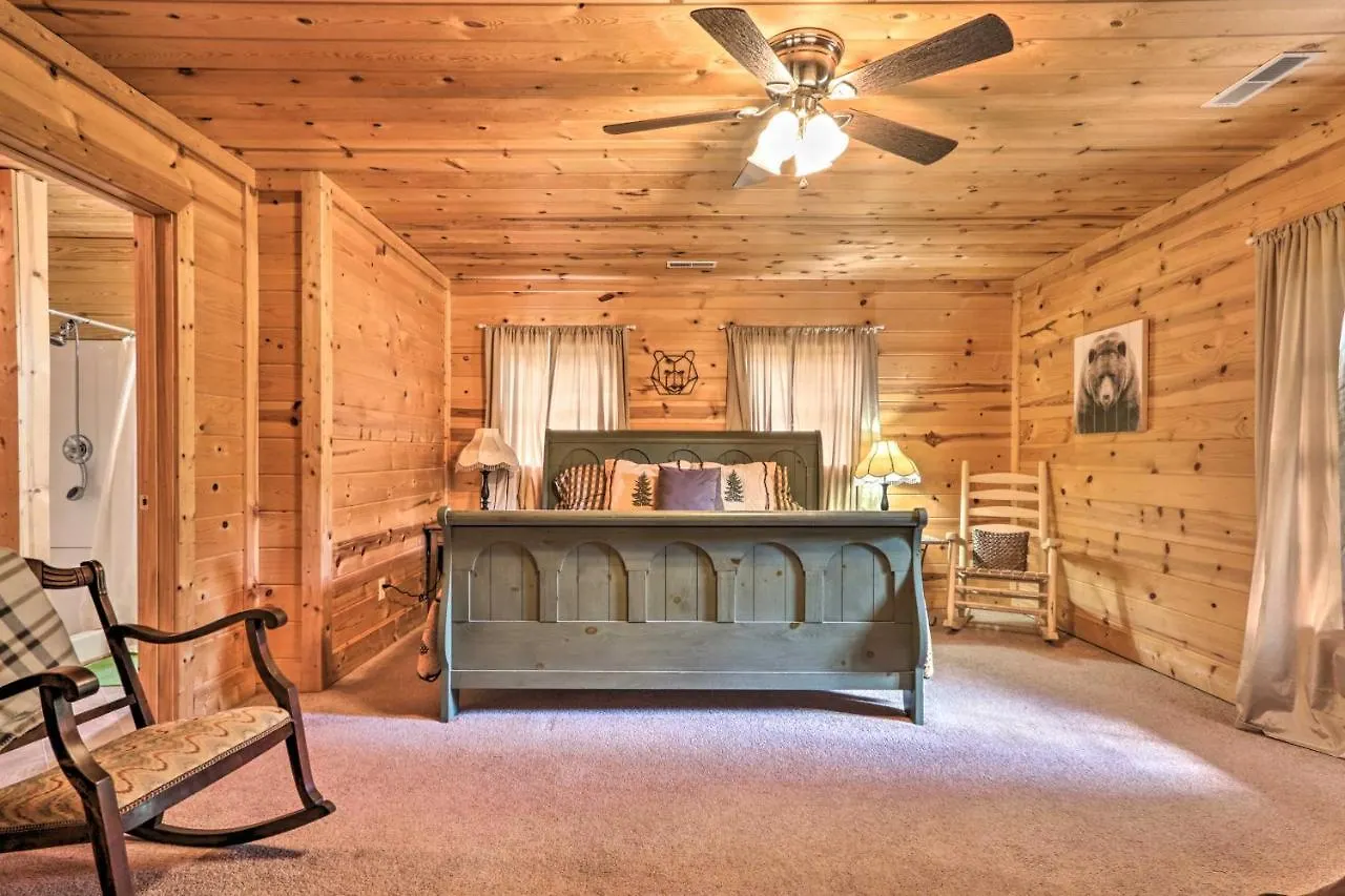 Log Cabin With Deck And Hot Tub 5 Mi To Dollywood! Holiday home Pigeon Forge