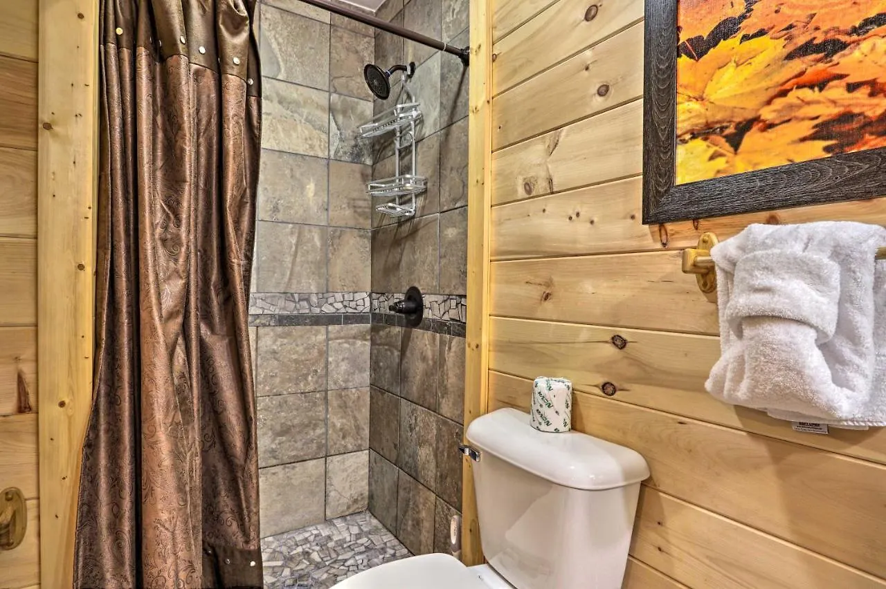 Luxe With Hot Tub, Theater, Pool Table, Arcade Holiday home *