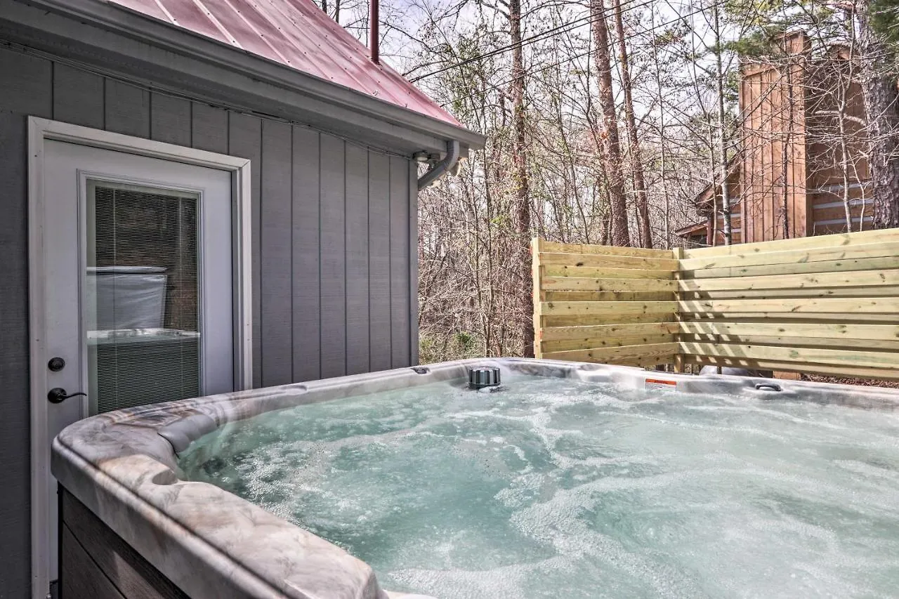 With Hot Tub, 12 Mi To Dollywood! Holiday home