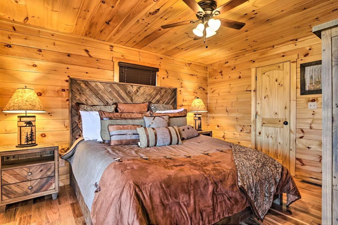 Luxe With Hot Tub, Theater, Pool Table, Arcade Holiday home Pigeon Forge