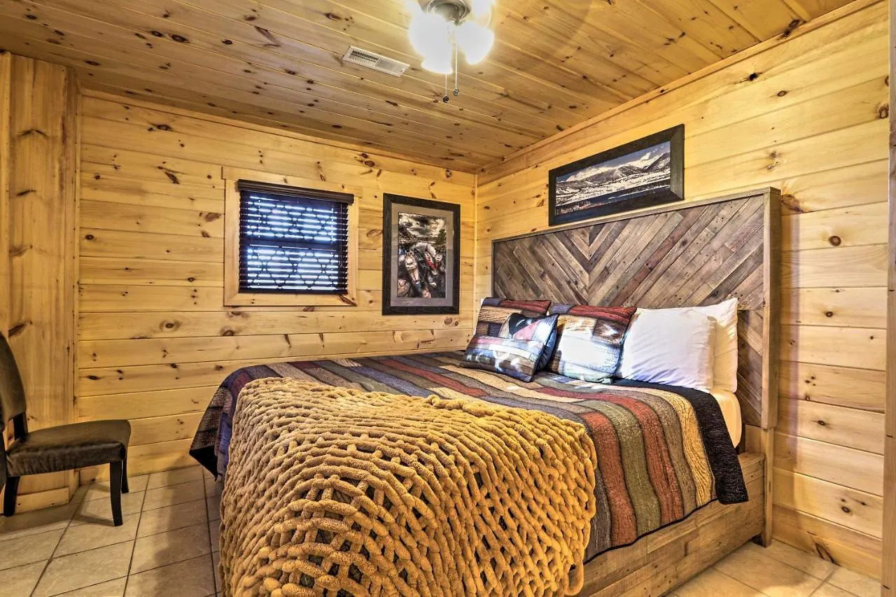 Luxe With Hot Tub, Theater, Pool Table, Arcade Holiday home *