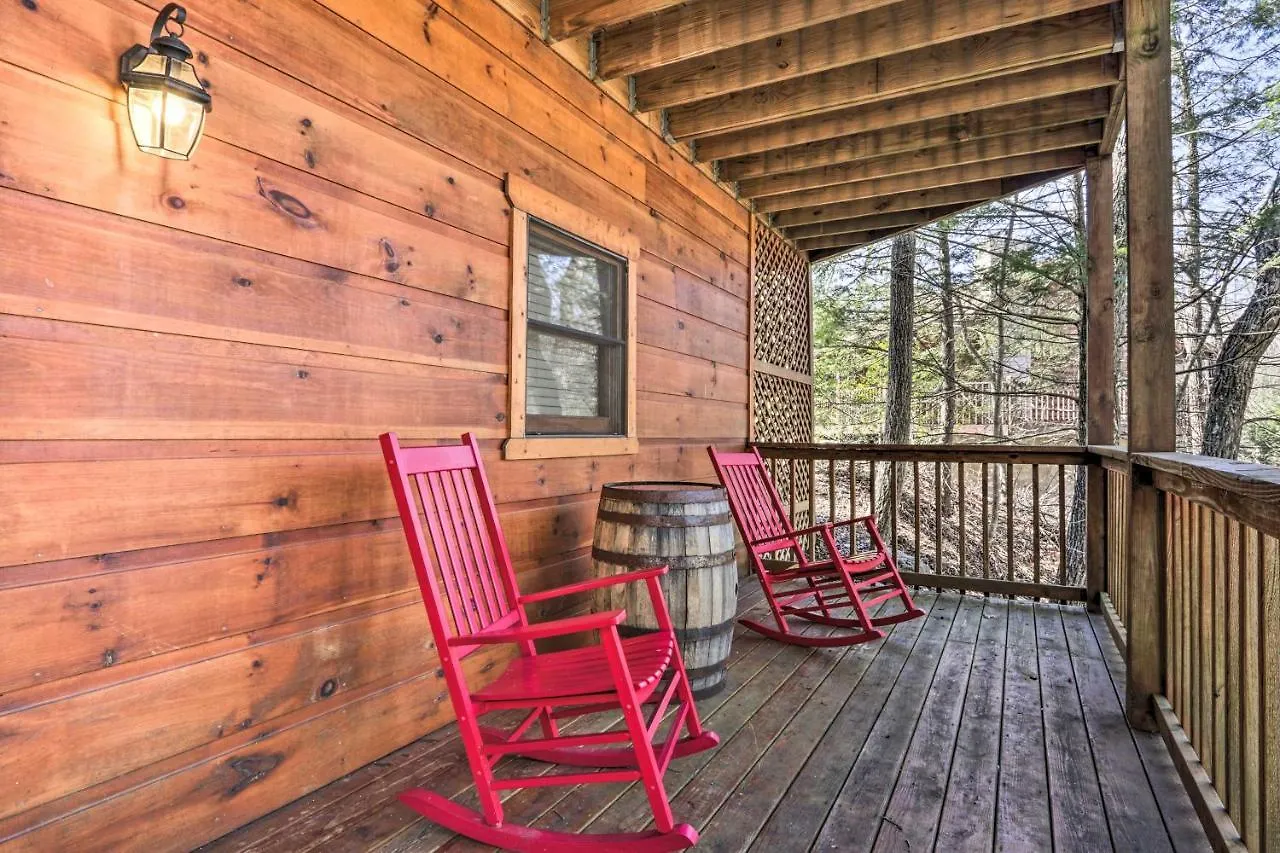 Cozy Cabin With Hot Tub In The Heart Of Pigeon Forge