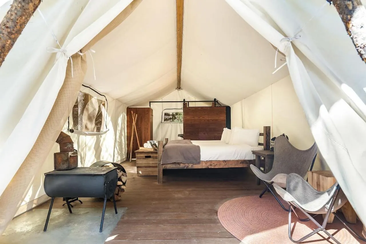 Luxury tent Under Canvas Great Smoky Mountains 3*