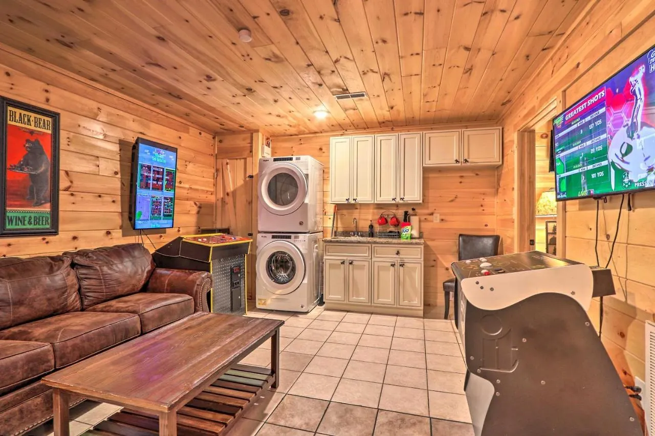 Holiday home Luxe With Hot Tub, Theater, Pool Table, Arcade *