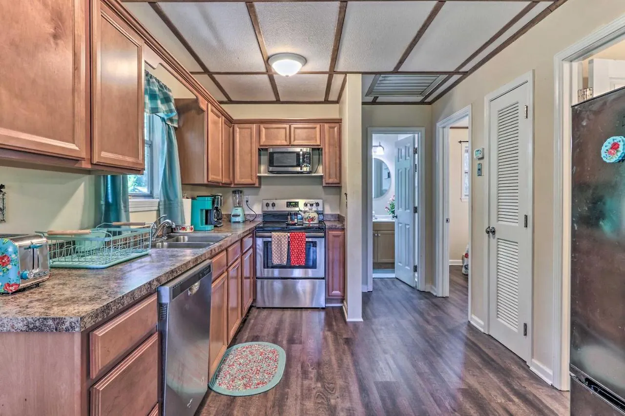 Peaceful Pigeon Forge Cabin With Fire Pit! Holiday home