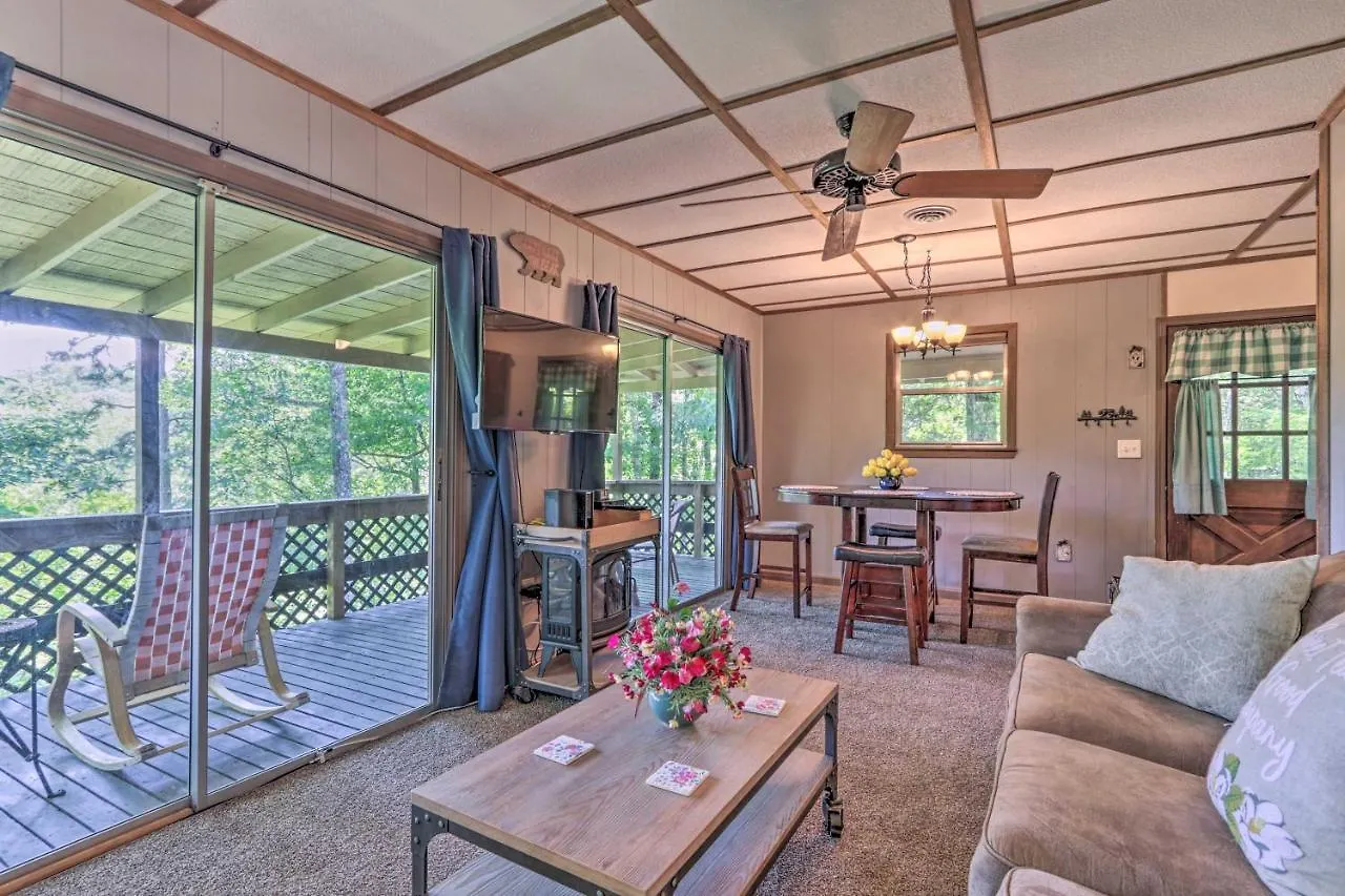 Peaceful Pigeon Forge Cabin With Fire Pit! Holiday home