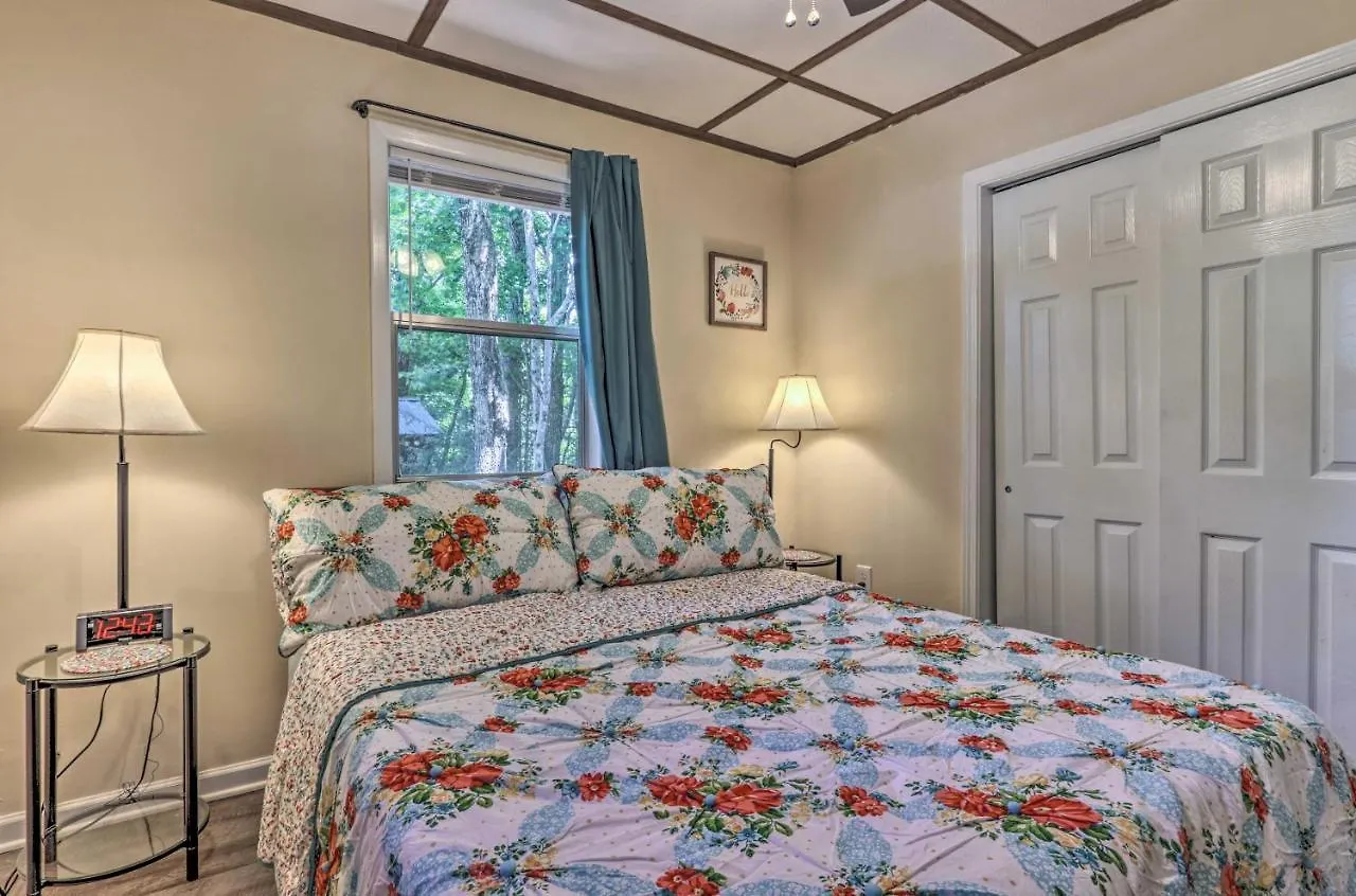 Peaceful Pigeon Forge Cabin With Fire Pit! Holiday home Pigeon Forge