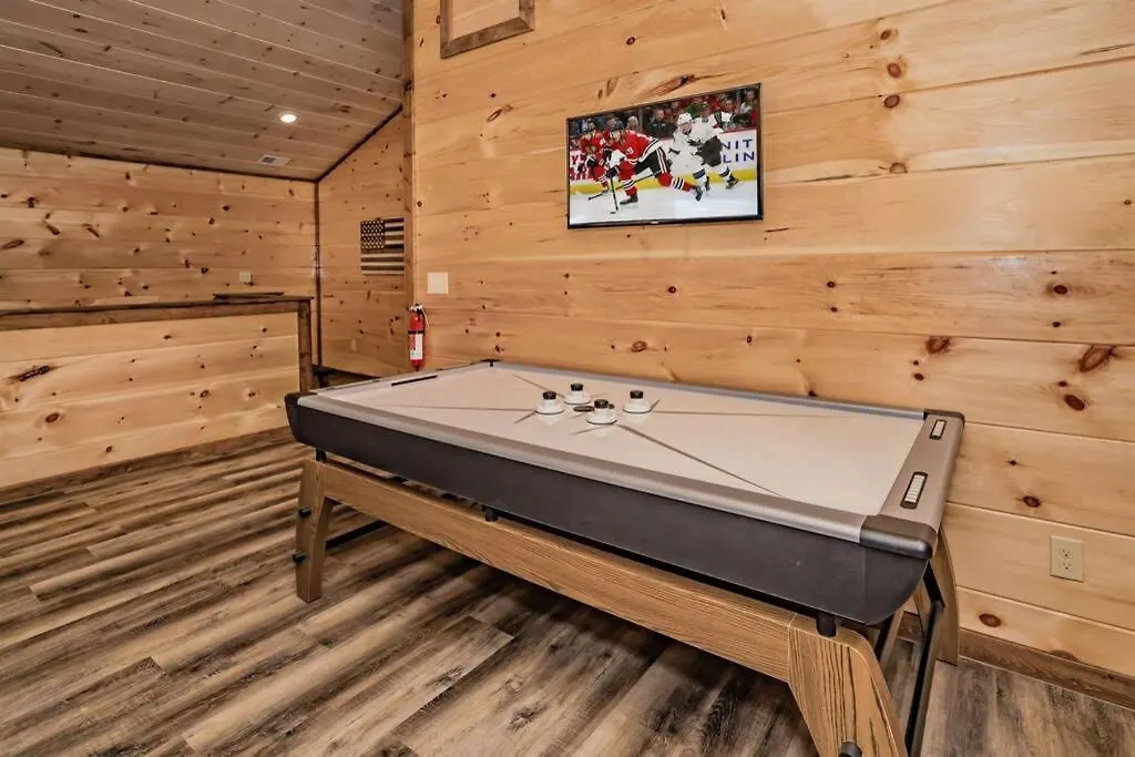 Shelter Me - 5 Miles To Dollywood , Hot Tub, Wi-fi, Game Holiday home Pigeon Forge