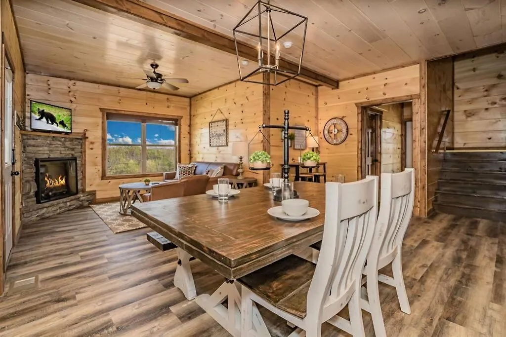 Shelter Me - 5 Miles To Dollywood , Hot Tub, Wi-fi, Game Holiday home *