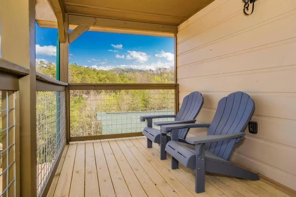 Shelter Me - 5 Miles To Dollywood , Hot Tub, Wi-fi, Game