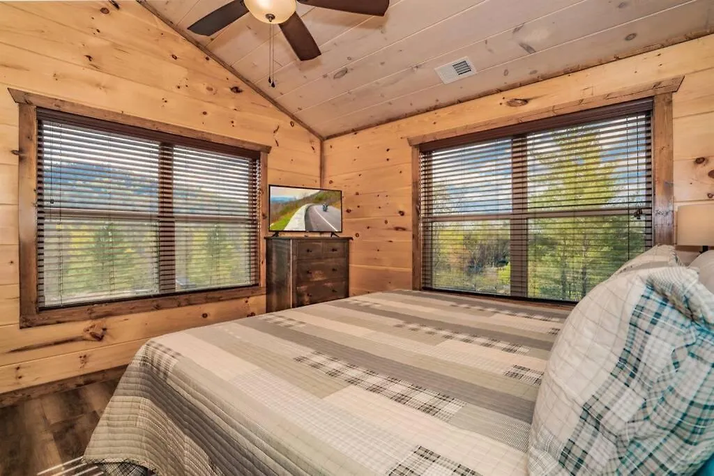 Holiday home Shelter Me - 5 Miles To Dollywood , Hot Tub, Wi-fi, Game