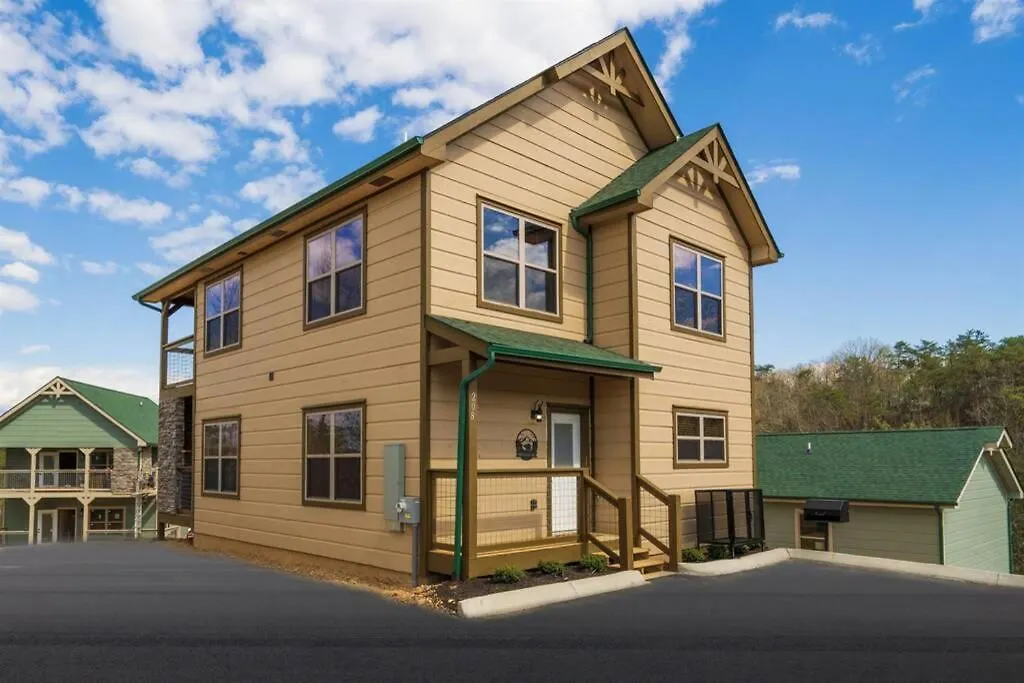 Shelter Me - 5 Miles To Dollywood , Hot Tub, Wi-fi, Game