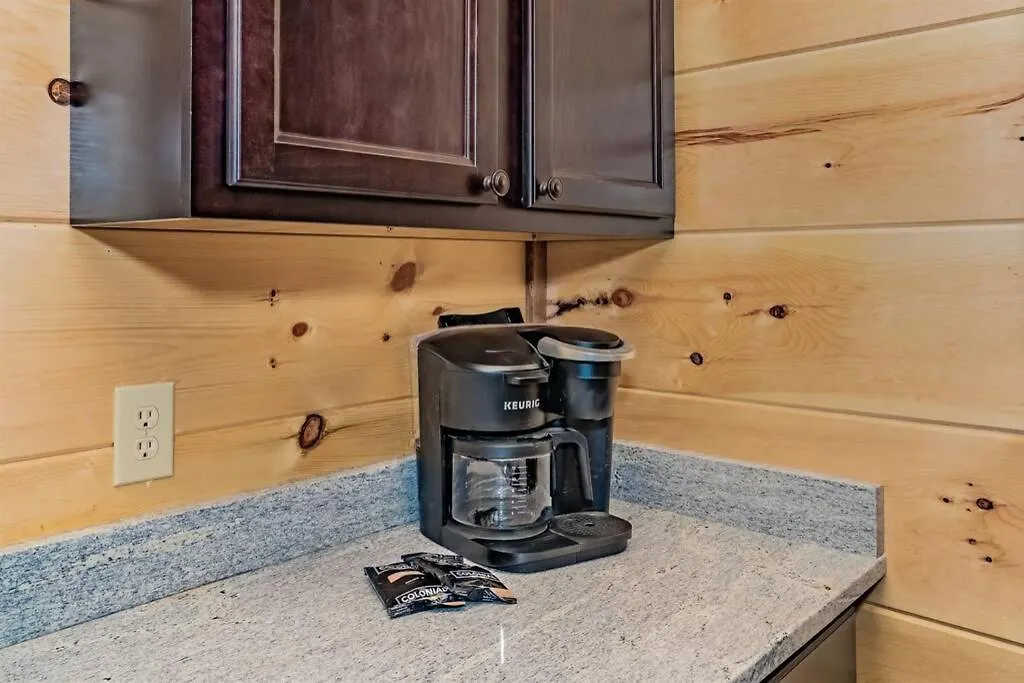Shelter Me - 5 Miles To Dollywood , Hot Tub, Wi-fi, Game