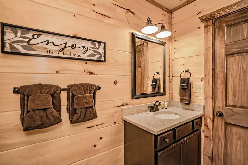 Holiday home Shelter Me - 5 Miles To Dollywood , Hot Tub, Wi-fi, Game *