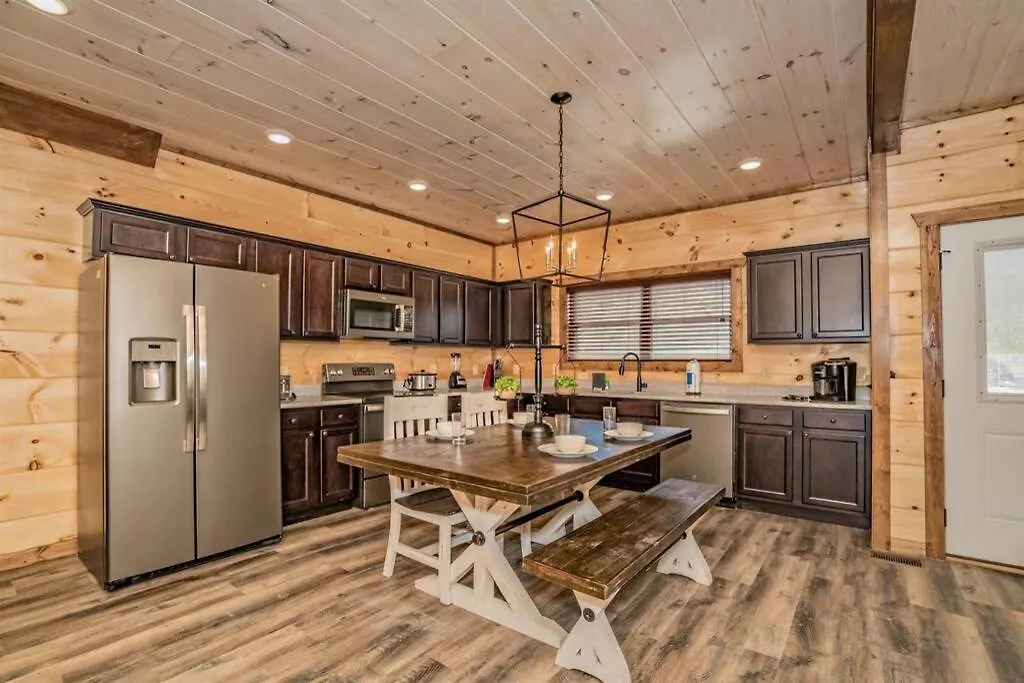 Shelter Me - 5 Miles To Dollywood , Hot Tub, Wi-fi, Game *
