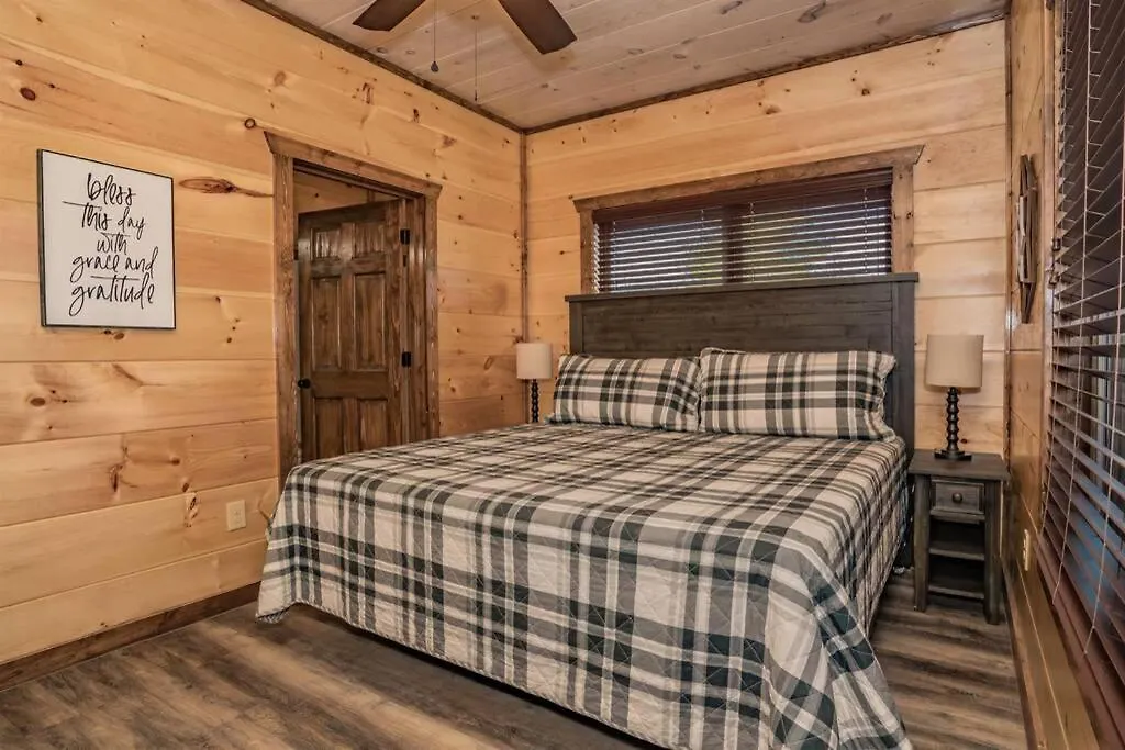 Shelter Me - 5 Miles To Dollywood , Hot Tub, Wi-fi, Game Holiday home Pigeon Forge