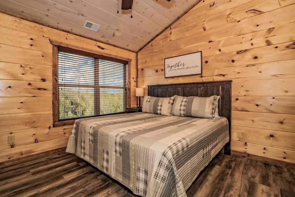 Shelter Me - 5 Miles To Dollywood , Hot Tub, Wi-fi, Game Pigeon Forge