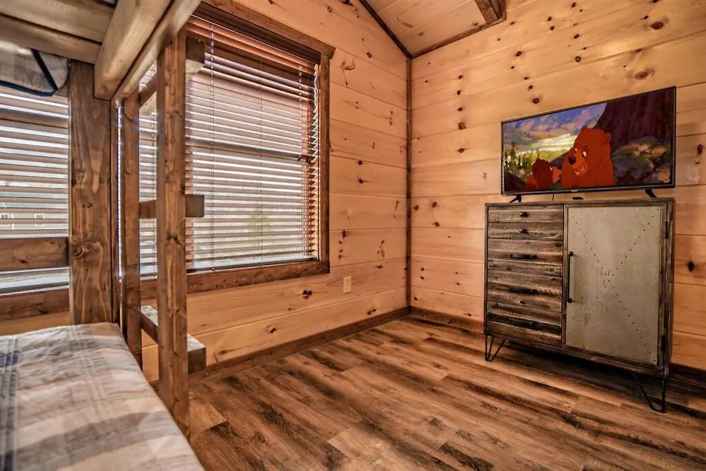 Shelter Me - 5 Miles To Dollywood , Hot Tub, Wi-fi, Game Pigeon Forge