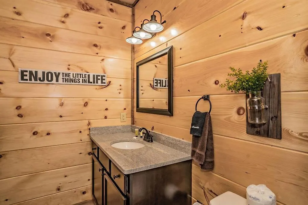Shelter Me - 5 Miles To Dollywood , Hot Tub, Wi-fi, Game Holiday home Pigeon Forge