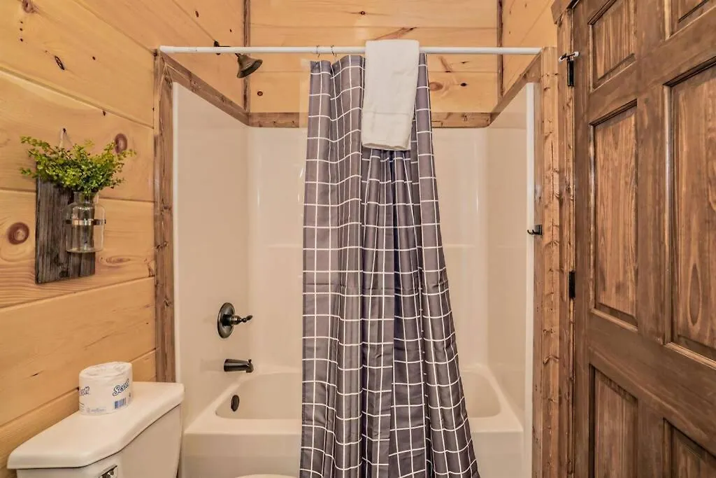 Shelter Me - 5 Miles To Dollywood , Hot Tub, Wi-fi, Game