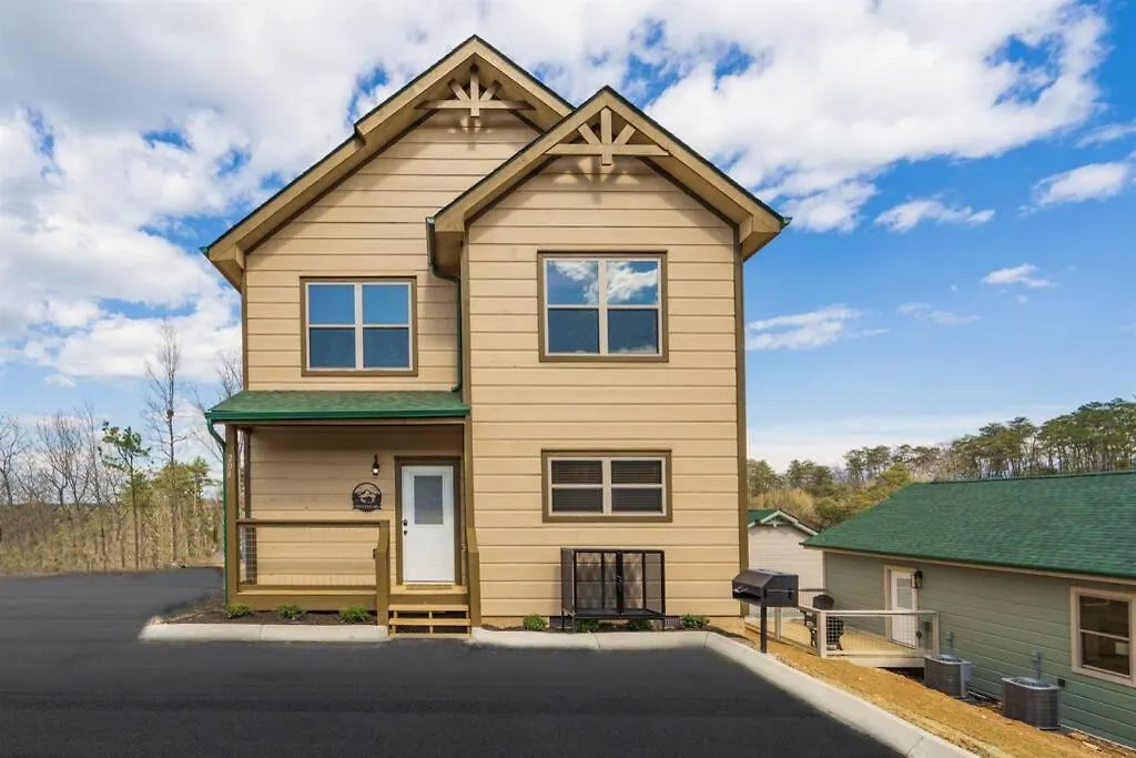 Shelter Me - 5 Miles To Dollywood , Hot Tub, Wi-fi, Game Holiday home *