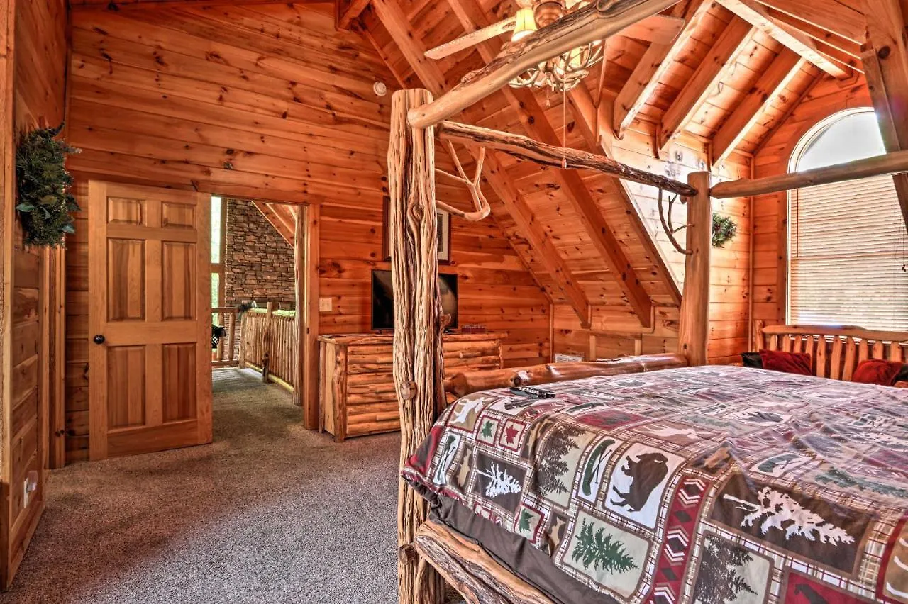 Holiday home Getaway With Covered Patio And Hot Tub!