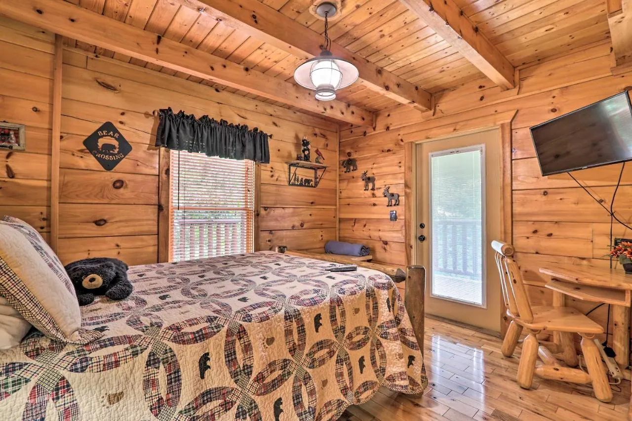 Holiday home Getaway With Covered Patio And Hot Tub!