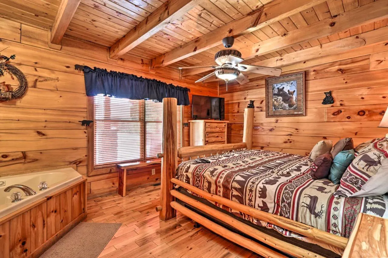 Holiday home Getaway With Covered Patio And Hot Tub!