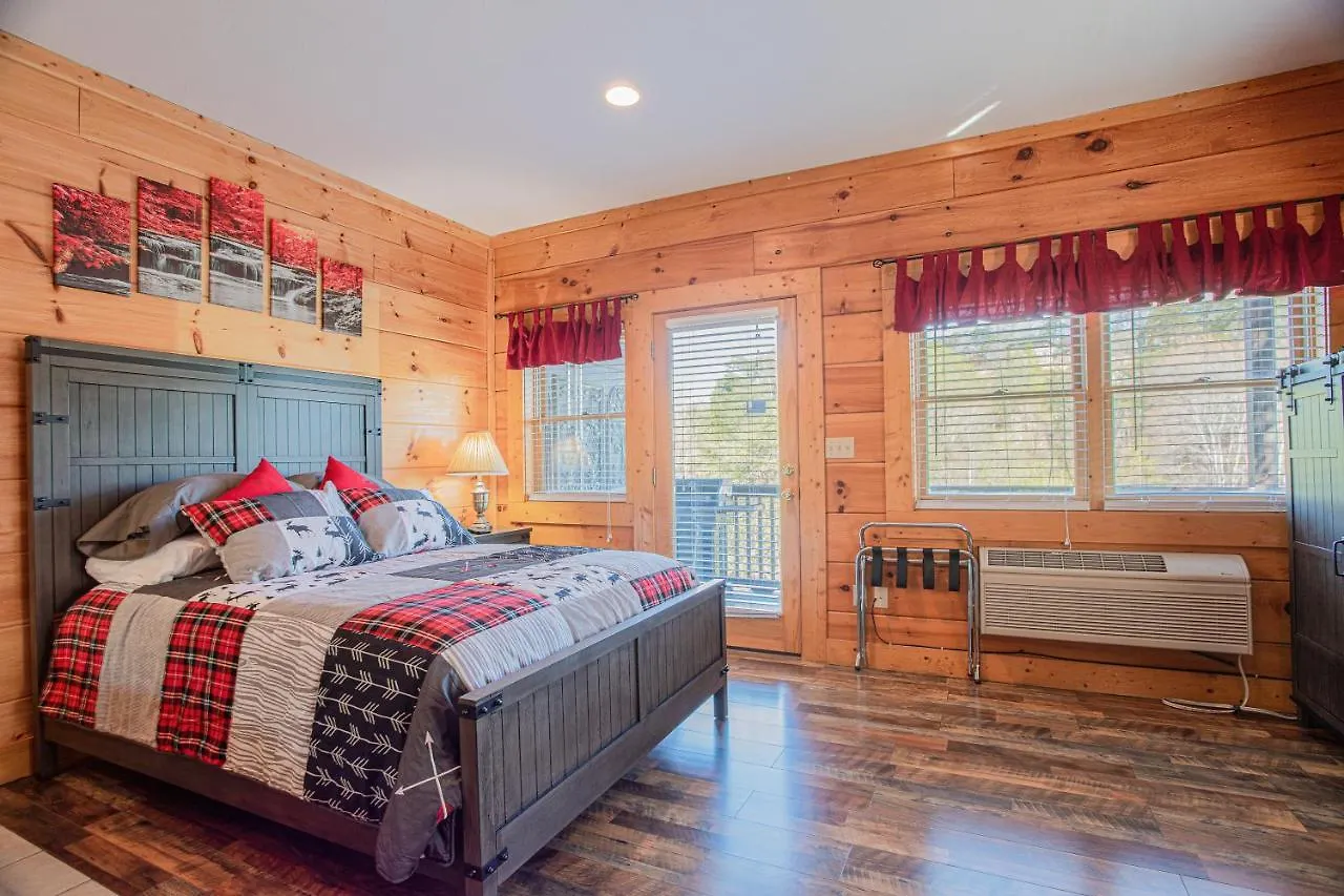 Deer Tracks Retreat In Pigeon Forge! Holiday home Pigeon Forge