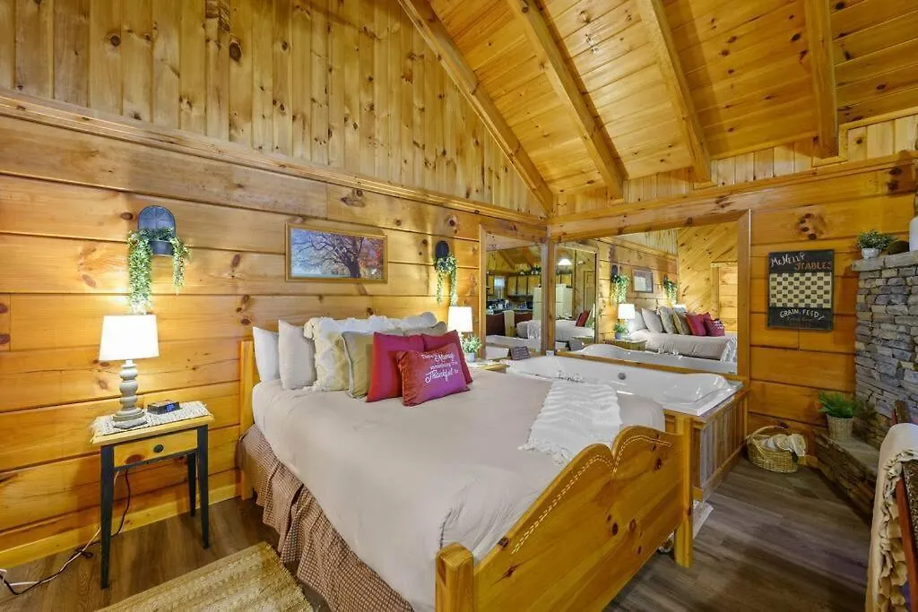 Casa de Férias Do Not Disturb - Smoky Mountain Cabin, Hot Tub, Fireplace