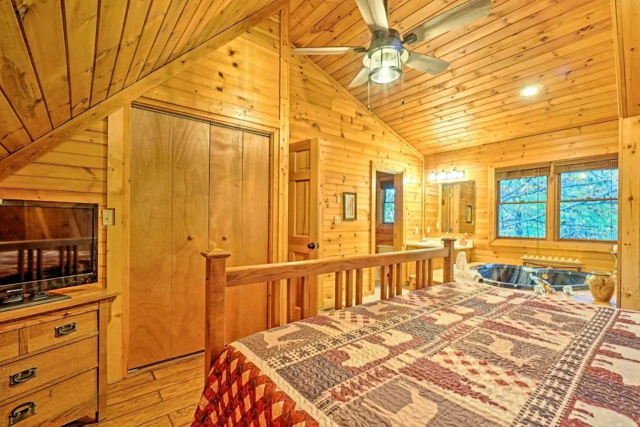Grin N Bear It With Hot Tub And Fire Pit! Holiday home