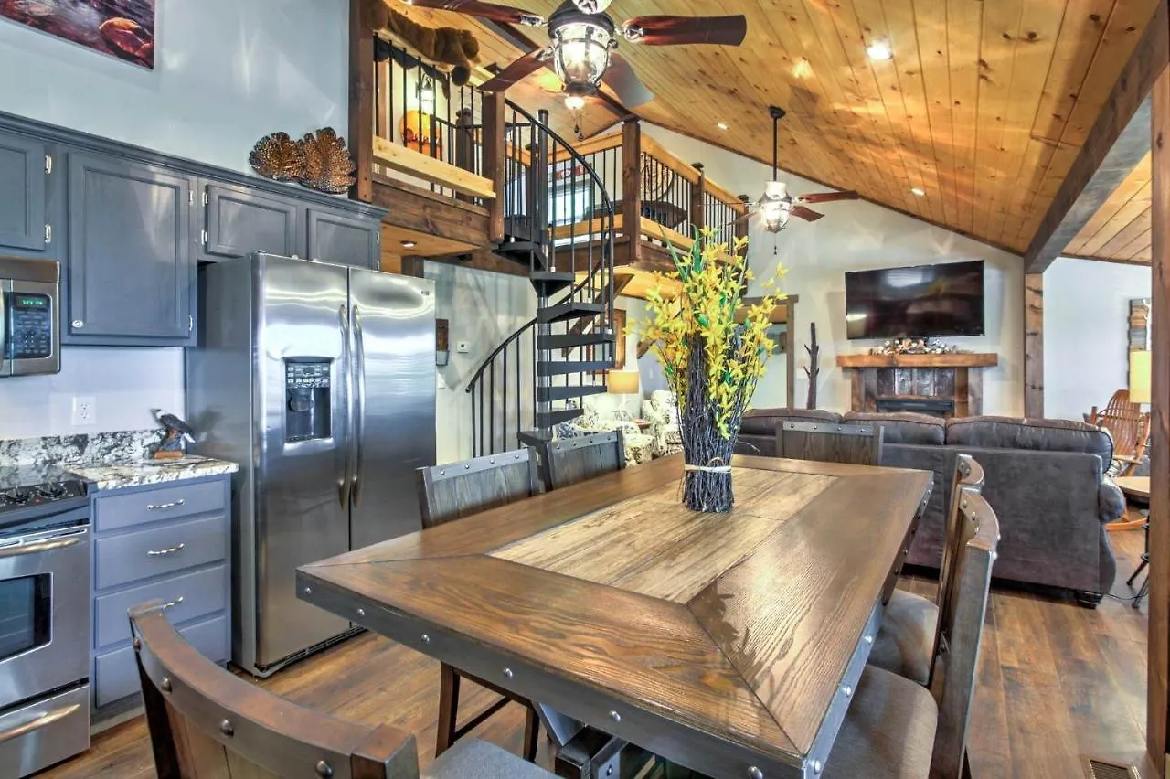 Smoky Mountain Loft Amazing Views, Hot Tub, 1089 Free Tickets Each Paid Day, Dollywood And