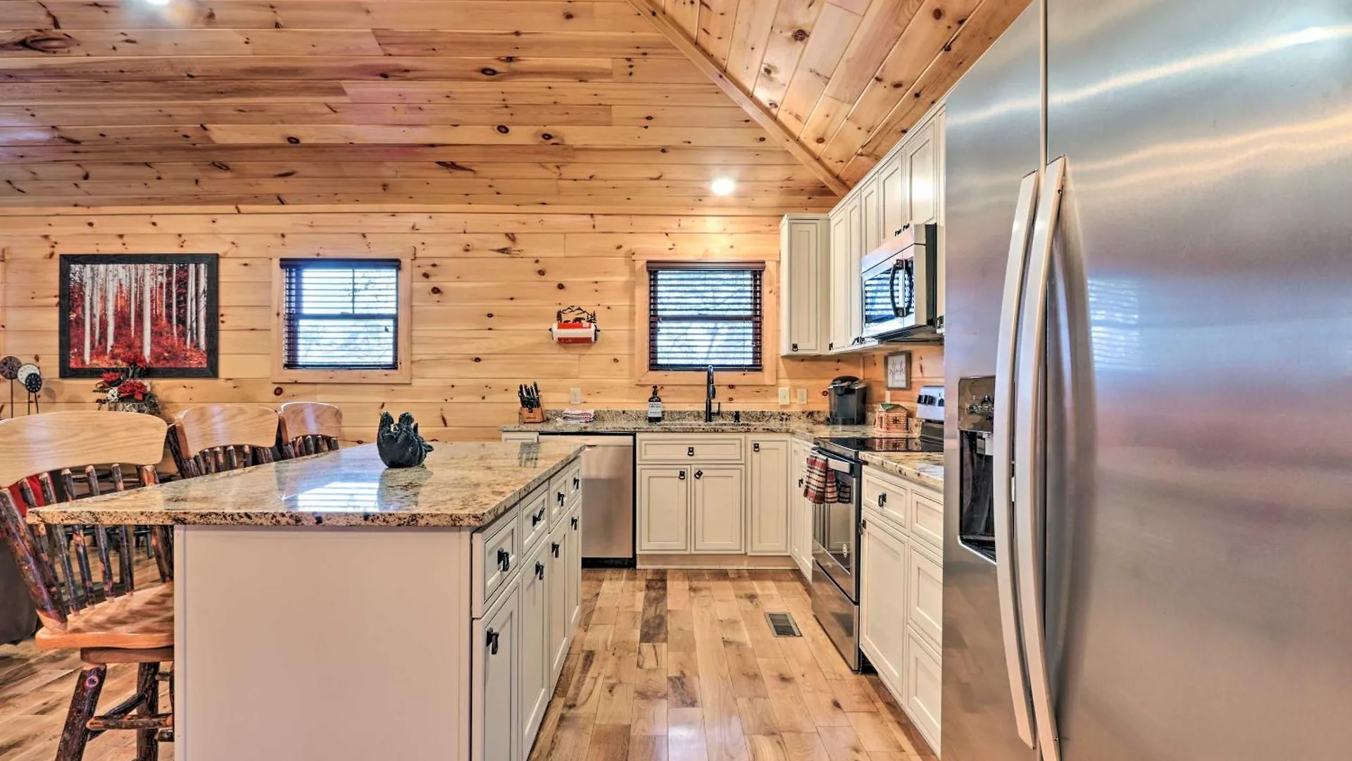 Holiday home Luxe With Hot Tub, Theater, Pool Table, Arcade