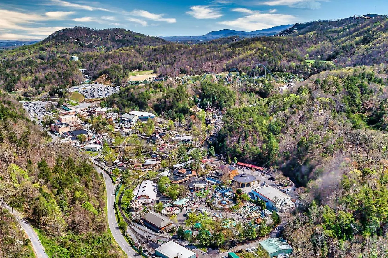 Firefly Hollow - Smoky Mountains - Soaky Mountain Water Park - Sevierville Convention Center شاليه بيدجن فورج