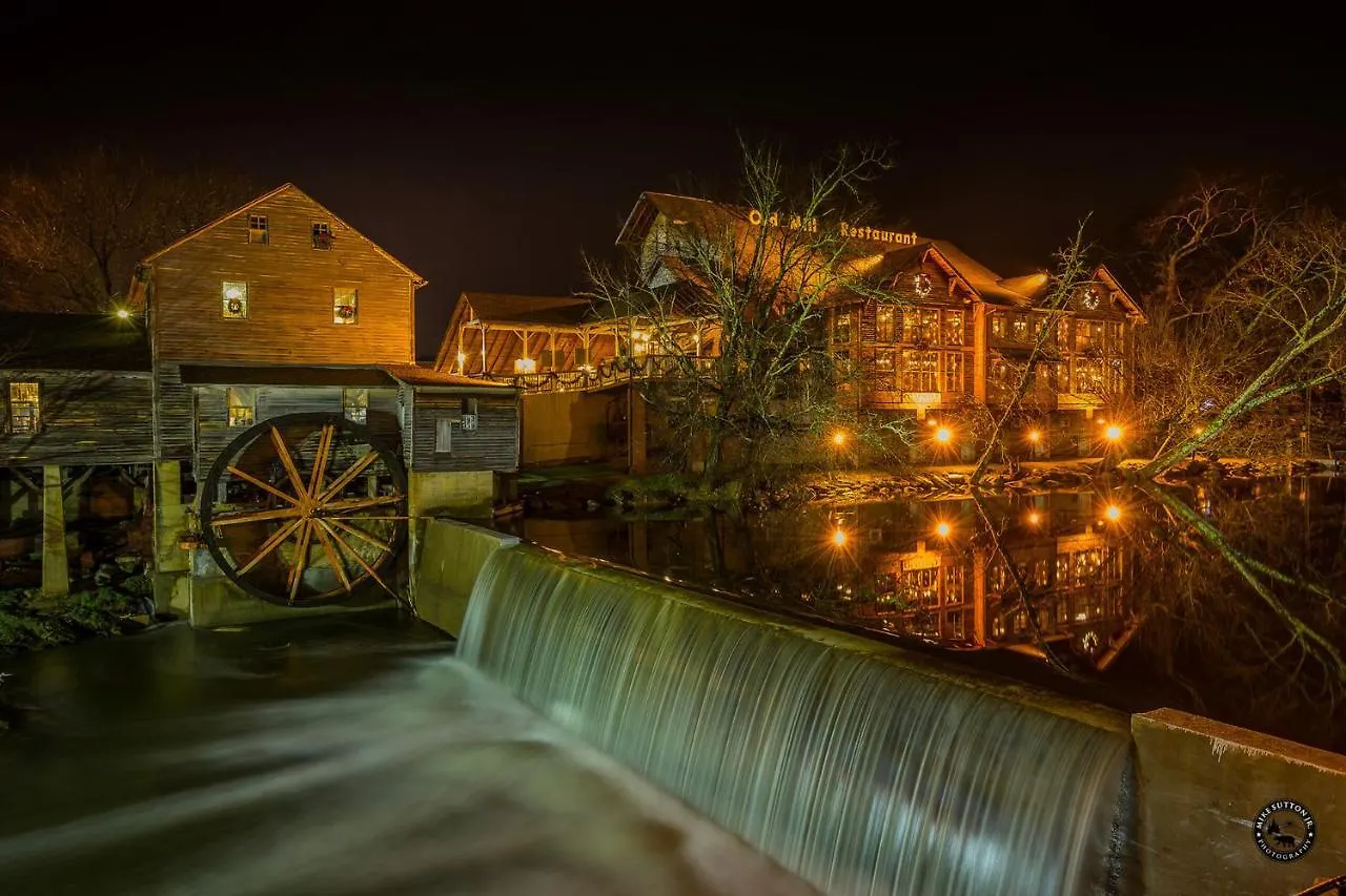 Firefly Hollow - Smoky Mountains - Soaky Mountain Water Park - Sevierville Convention Center بيدجن فورج