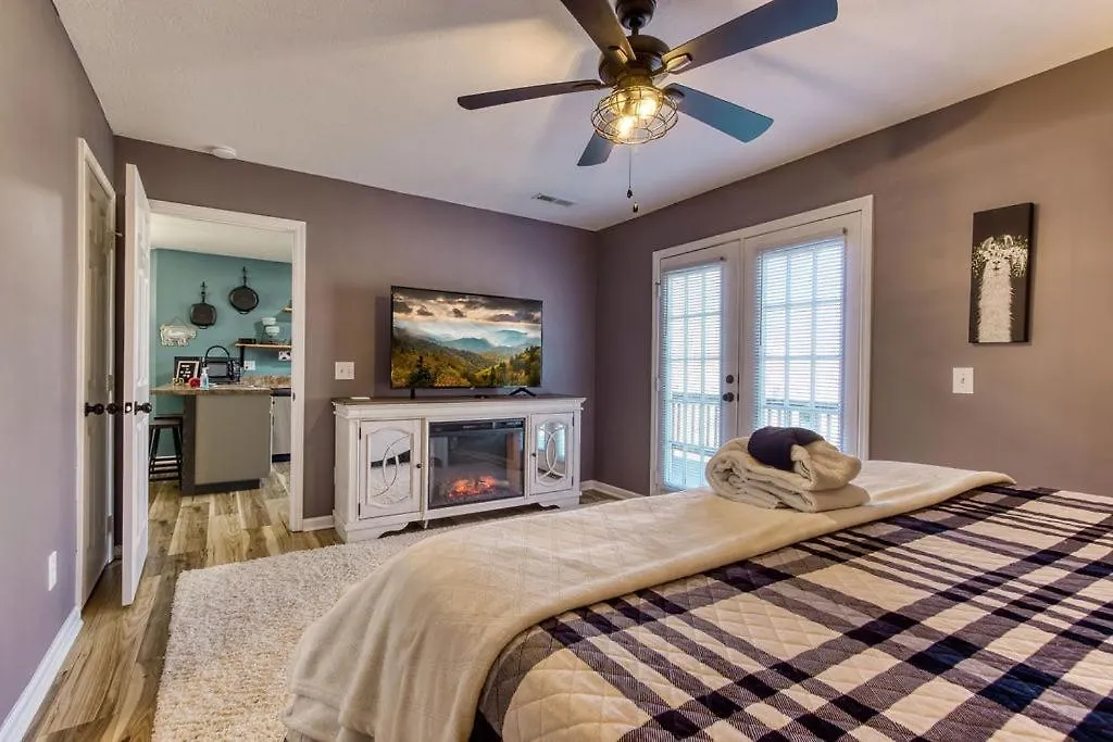 The Mason Jar, Hot Tub, Wifi, 1089 Free Tickets Each Paid Day, Dollywood And More! Chalet *