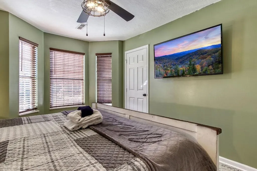 The Mason Jar, Hot Tub, Wifi, 1089 Free Tickets Each Paid Day, Dollywood And More! Chalet *